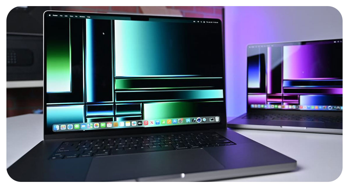 تصویر دو لپ تاپ طوسی رنگ اپل روی میز